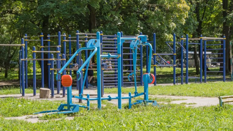 Blaue Freiluft-Trainingsgeräte in einem Park