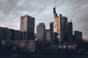 Frankfurter Skyline in der Abenddämmerung vom Mainufer aus