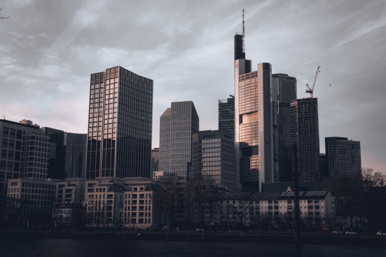 Frankfurter Skyline in der Abenddämmerung vom Mainufer aus