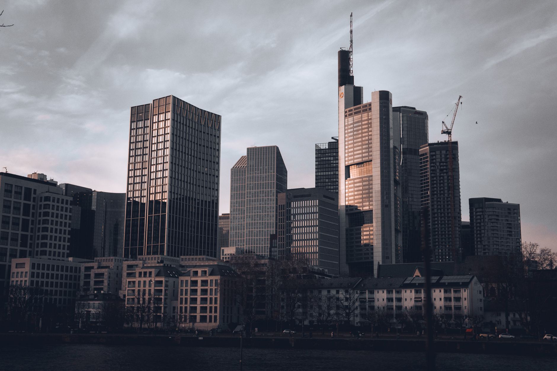 Frankfurter Skyline in der Abenddämmerung vom Mainufer aus