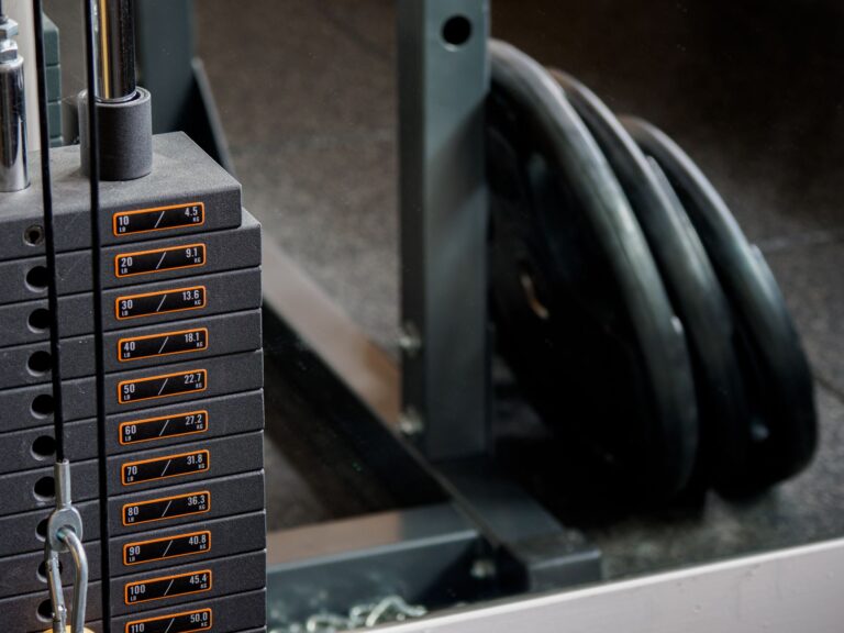 Gewichtsblock einer Trainingsmaschine mit Kilogramm-Markierungen