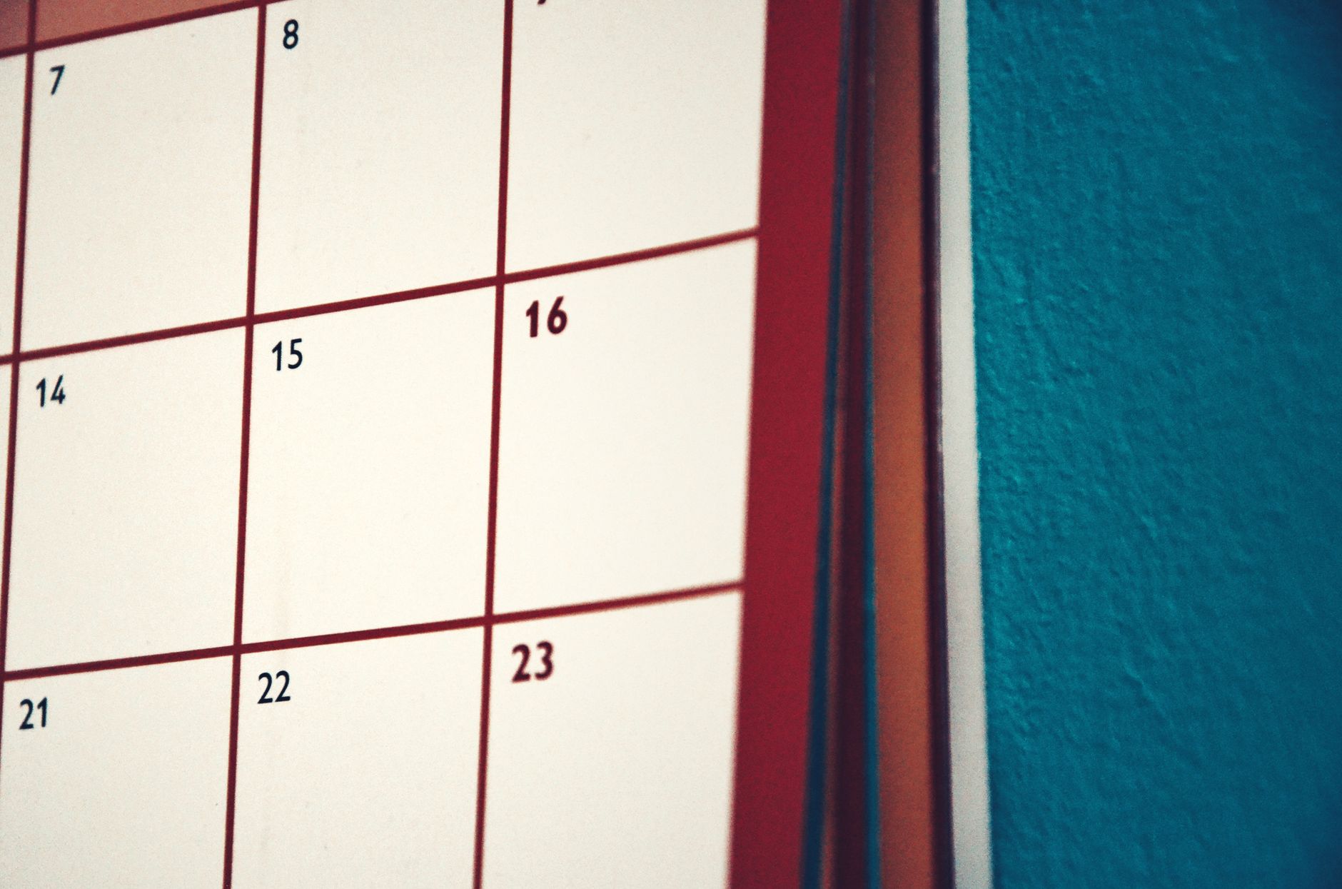 Schlichter Monatskalender an einer farbigen Wand